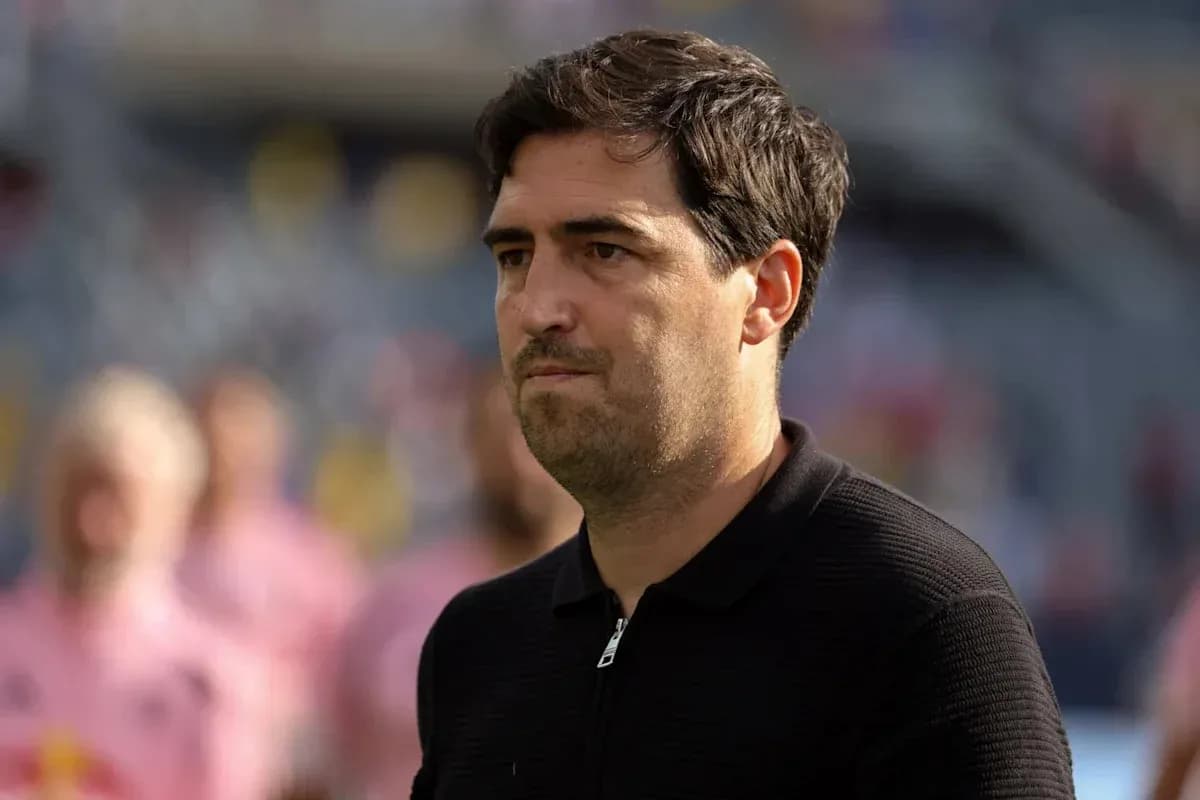 Entrenador observando el partido desde la banda