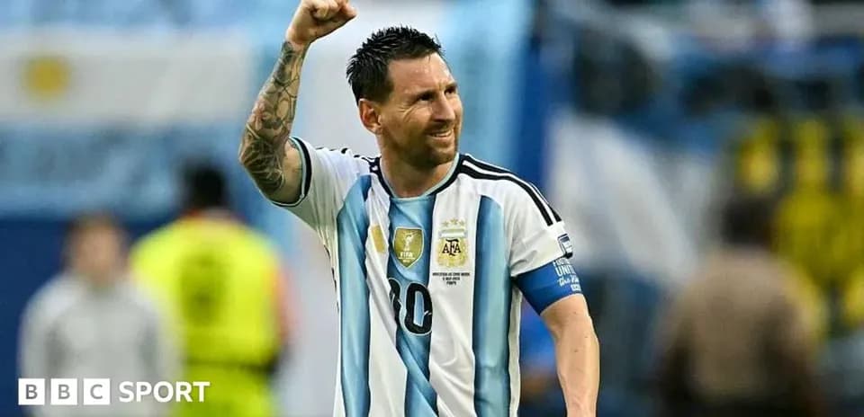 Lionel Messi celebrando con el puño levantado