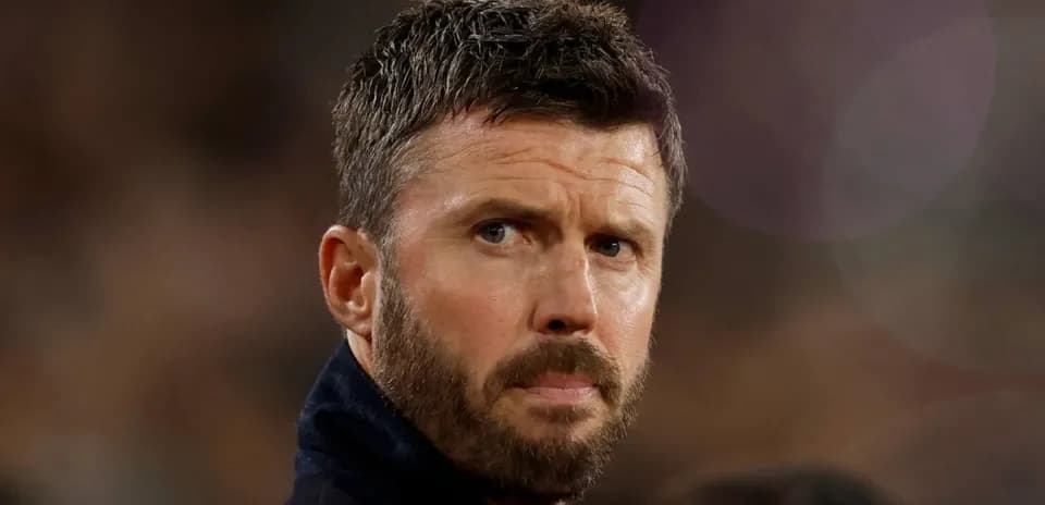 Entrenador observando el partido desde la banda