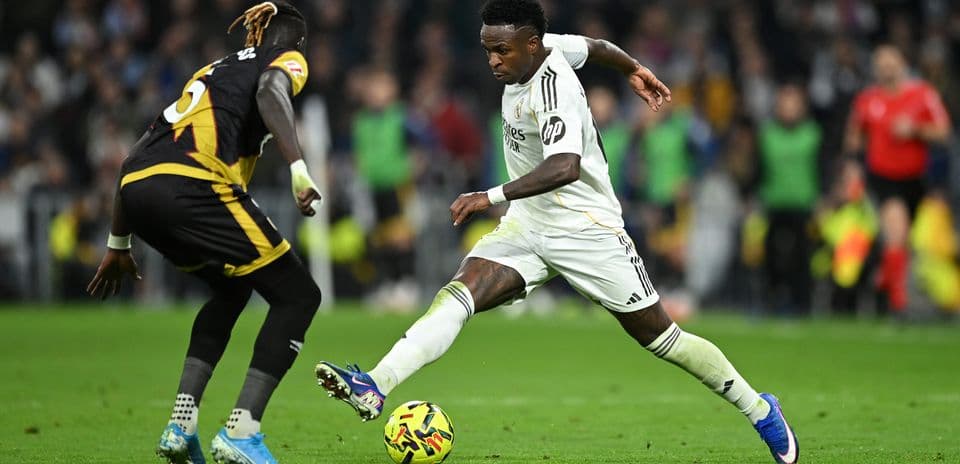 Vinícius Jr. dribbling during el partido