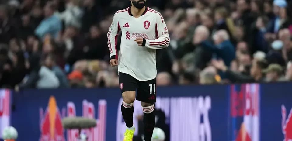 Jugador corriendo en el campo durante el partido