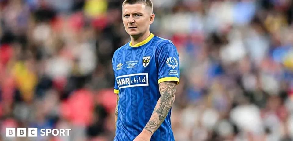 Jugador de fútbol en camiseta azul durante partido