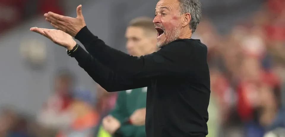 Entrenador dando instrucciones durante el partido