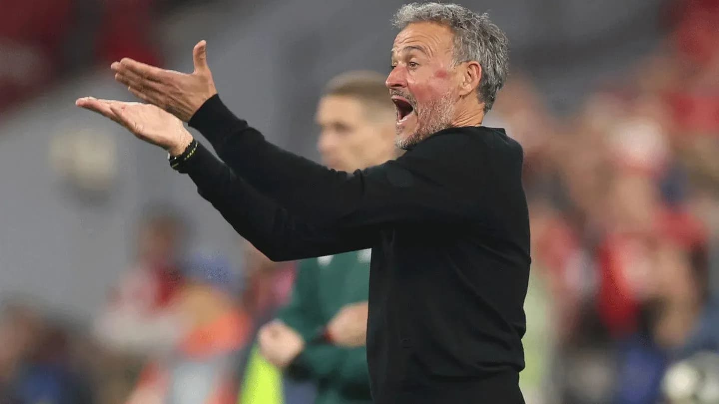 Entrenador dando instrucciones durante el partido