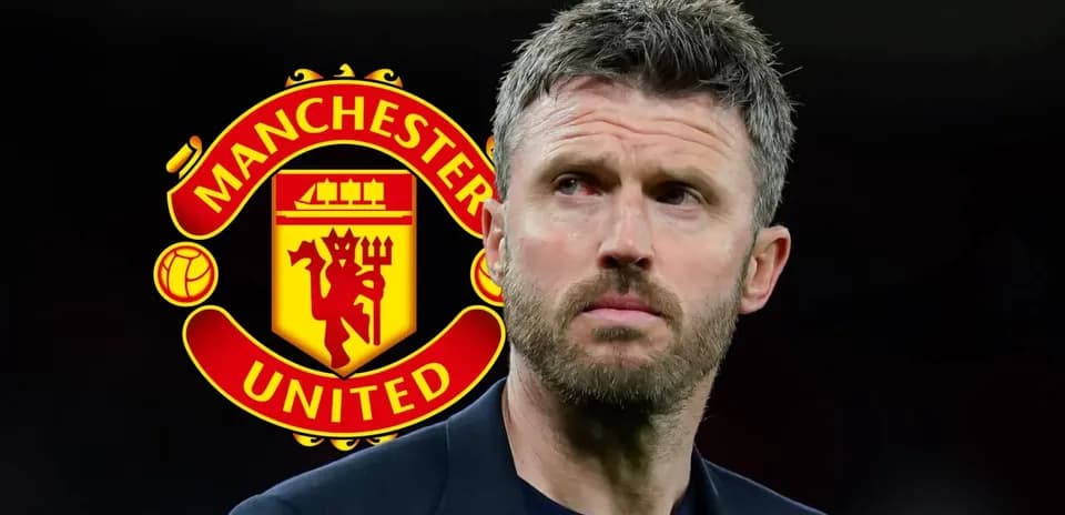 Entrenador de Manchester United frente al logo del club