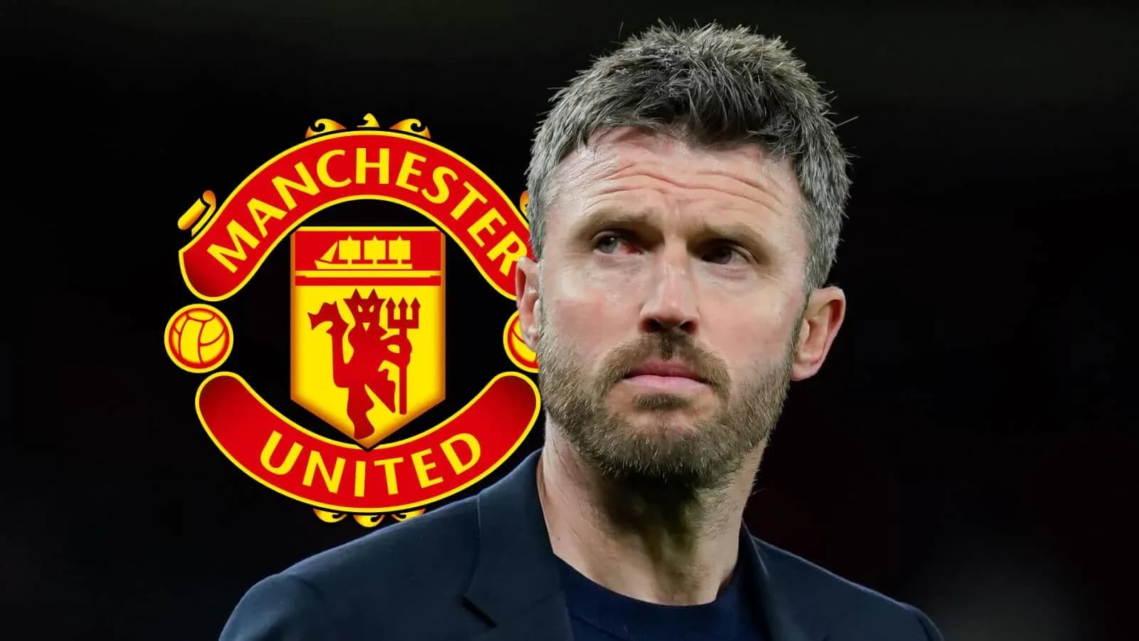 Entrenador de Manchester United frente al logo del club