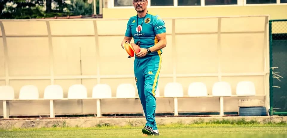 Entrenador caminando en el campo de entrenamiento