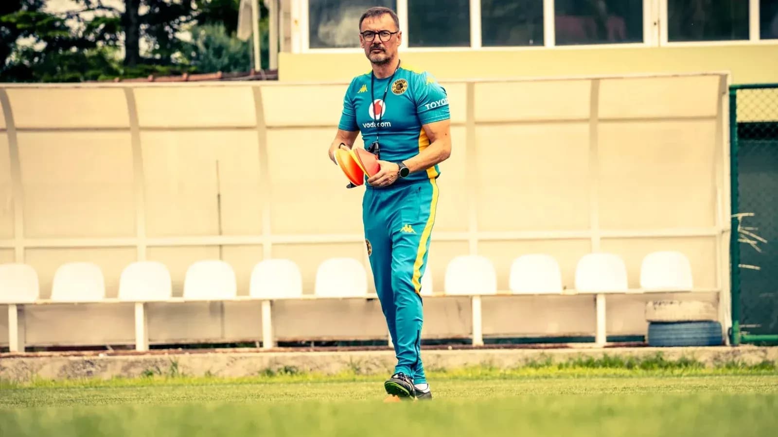 Entrenador caminando en el campo de entrenamiento