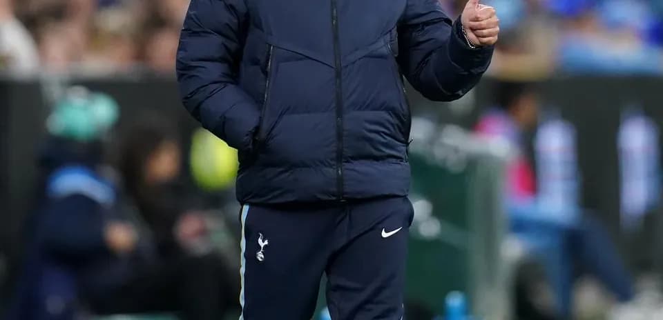 Entrenador de Tottenham dando un pulgar arriba en el campo