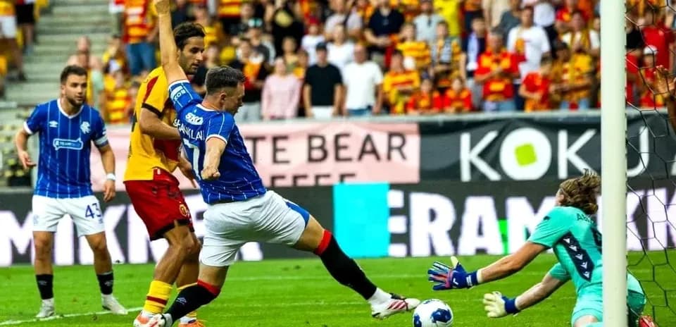 Jugador de Jagiellonia disparando a puerta