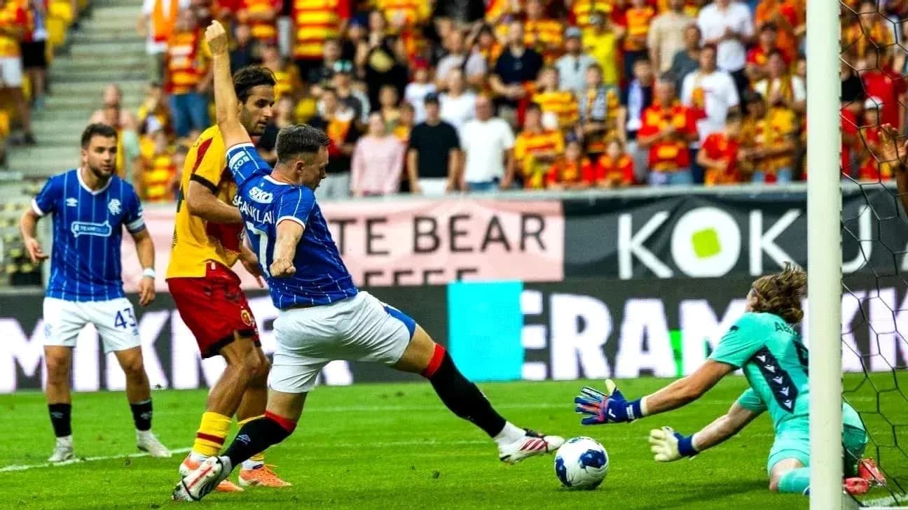 Jugador de Jagiellonia disparando a puerta