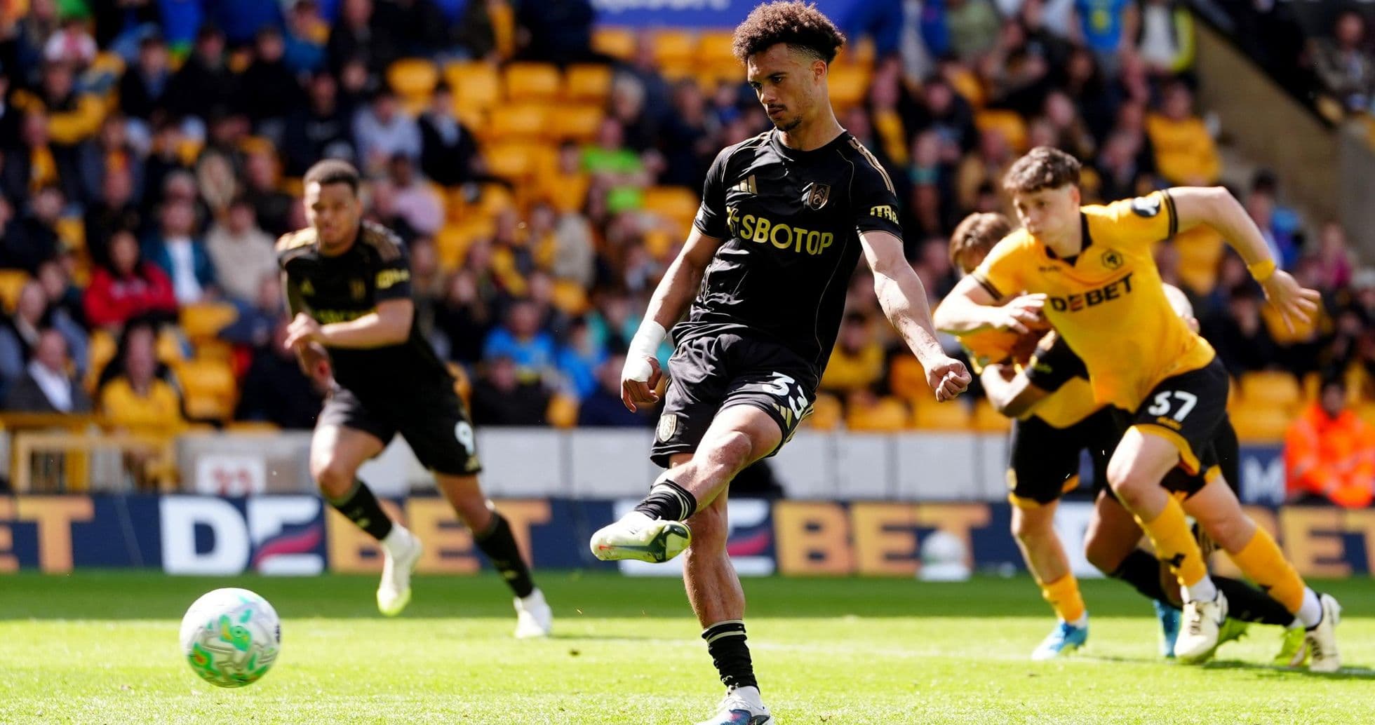 Jugador del Wolverhampton ejecutando un penalti