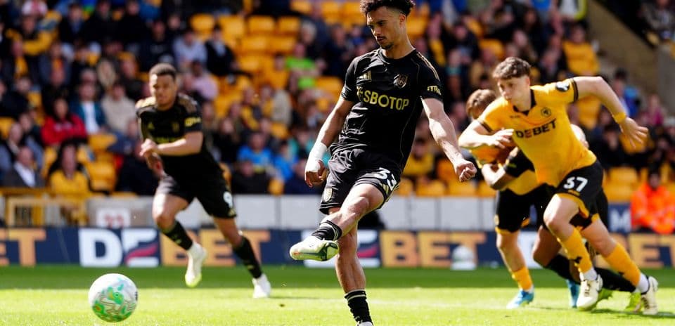 Jugador del Wolverhampton ejecutando un penalti