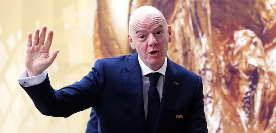 Funcionario de FIFA saludando durante evento