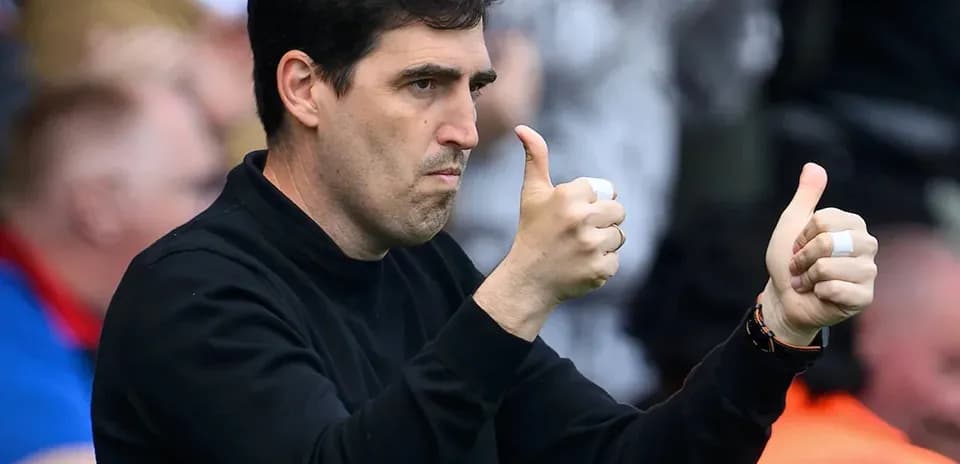 Entrenador haciendo gestos de aprobación durante el partido