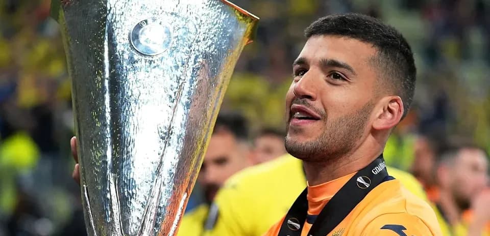 Jugador levantando trofeo de la UEFA Europa League