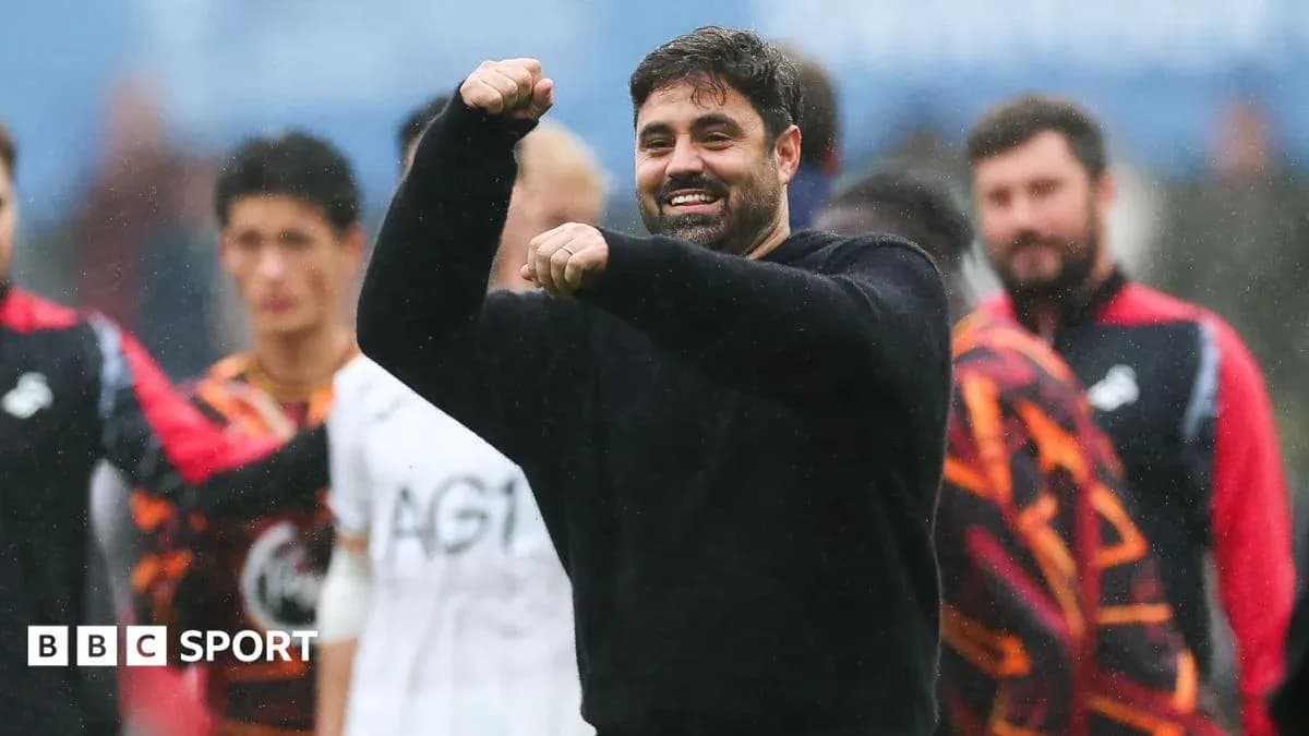 Entrenador celebrando con los jugadores en el campo