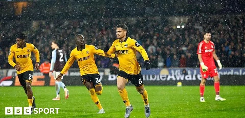 Jugador celebrando gol en partido bajo la lluvia