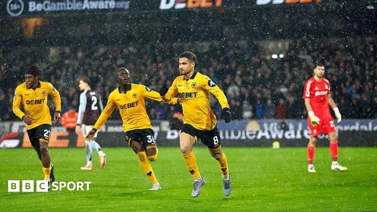 Jugador celebrando gol en partido bajo la lluvia