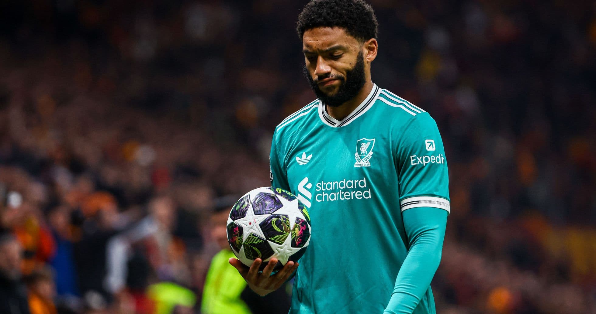 Jugador de Liverpool sosteniendo balón en el campo