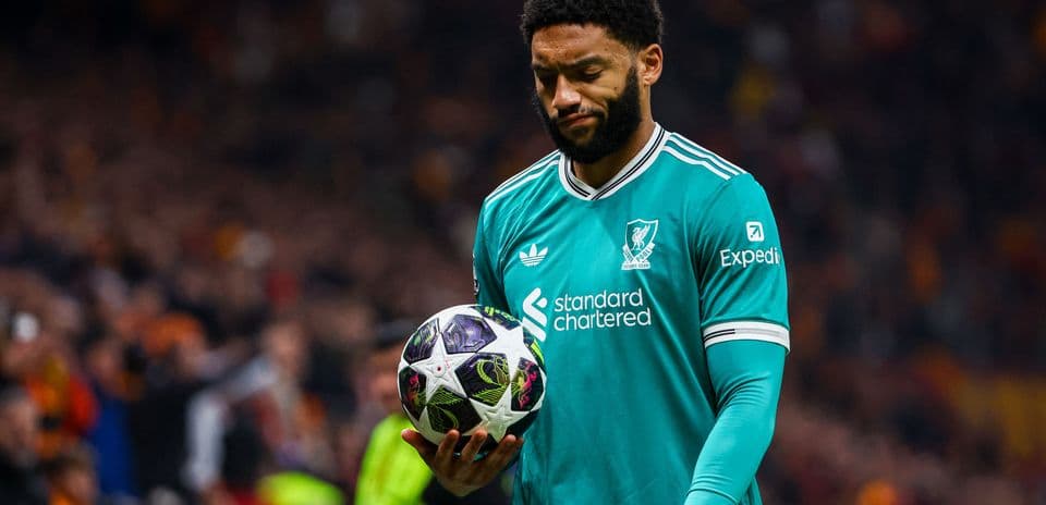 Jugador de Liverpool sosteniendo balón en el campo