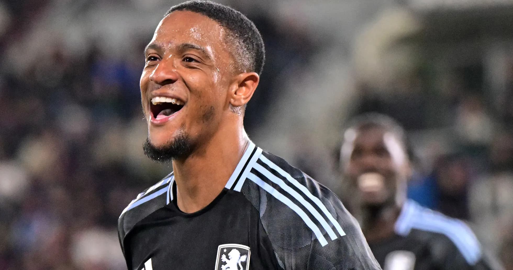 Jugador sonriente celebrando en el campo de juego