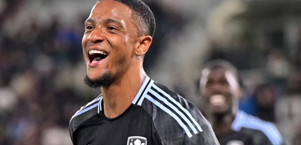 Jugador sonriente celebrando en el campo de juego