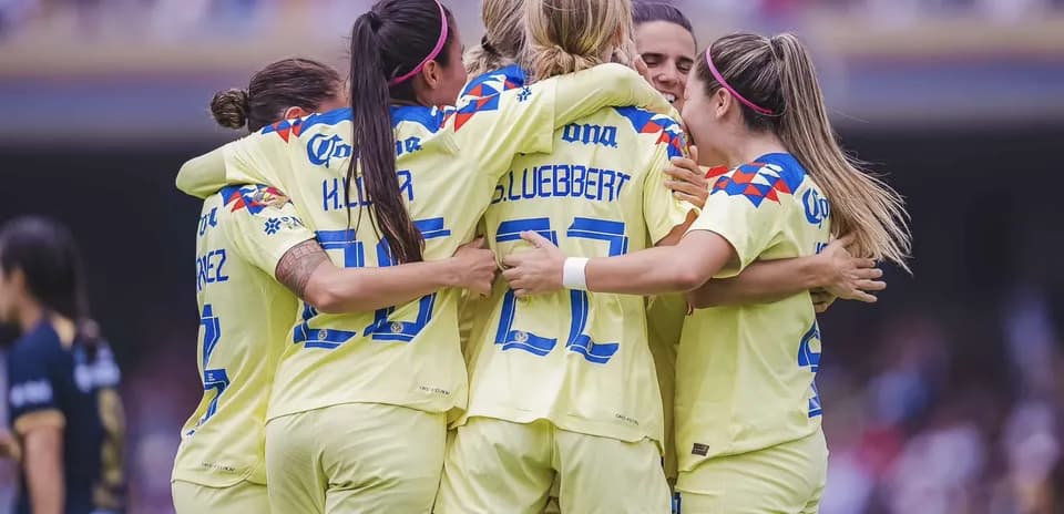 Jugadoras de América celebrando un gol