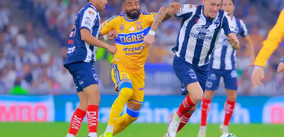 Jugadores de Monterrey y Tigres en acción