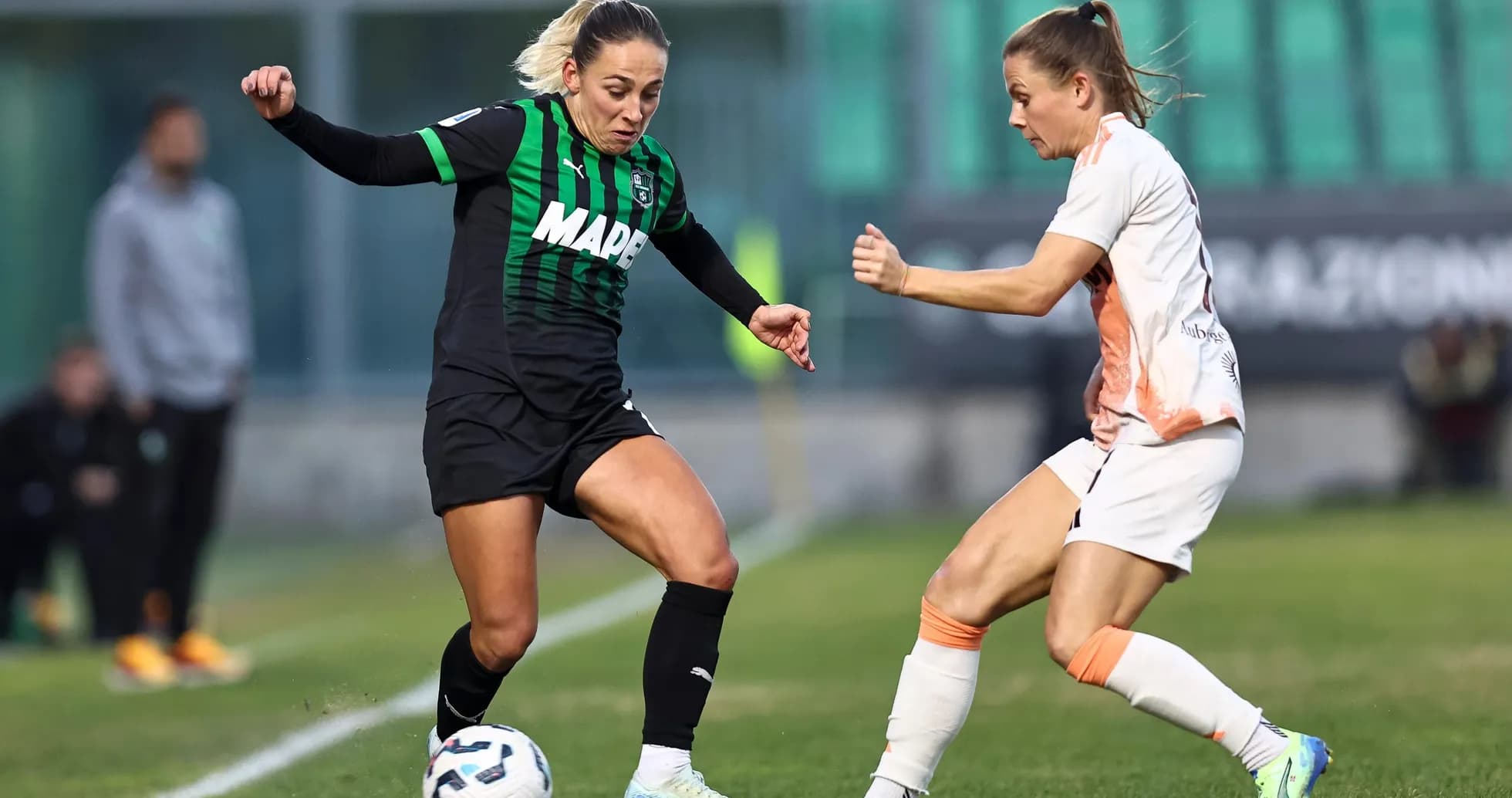 Jugadora de Sassuolo compitiendo por el balón