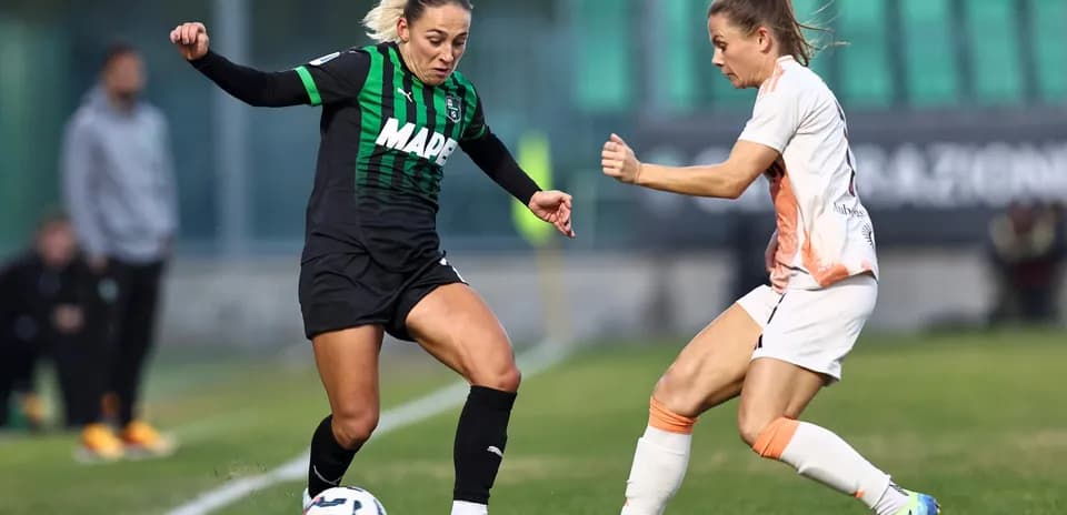 Jugadora de Sassuolo compitiendo por el balón
