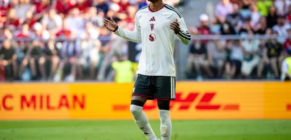 Jugador de fútbol en campo durante un partido