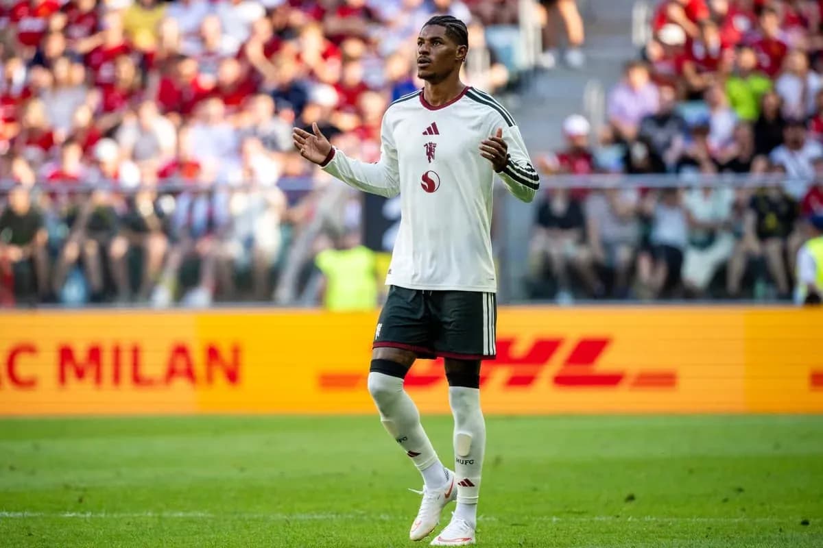 Jugador de fútbol en campo durante un partido
