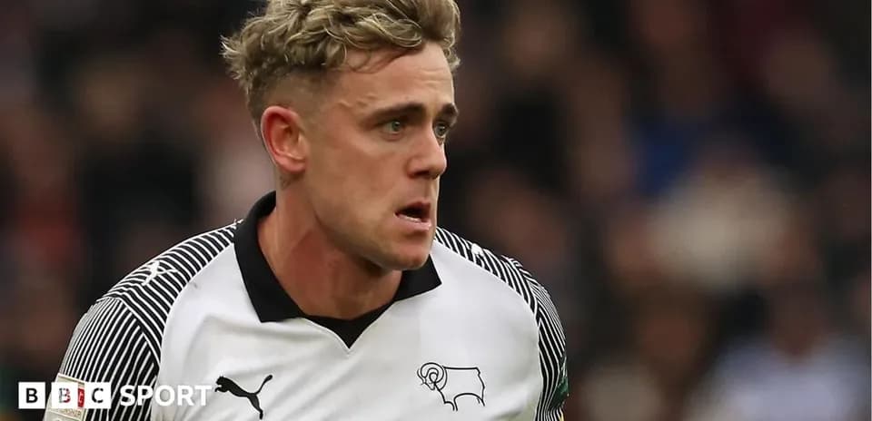 Jugador de Derby County corriendo en el campo