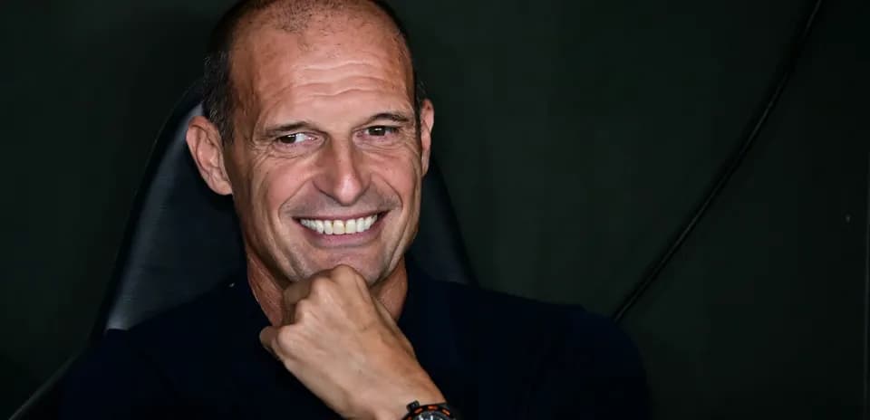 Entrenador sonriendo durante una conferencia