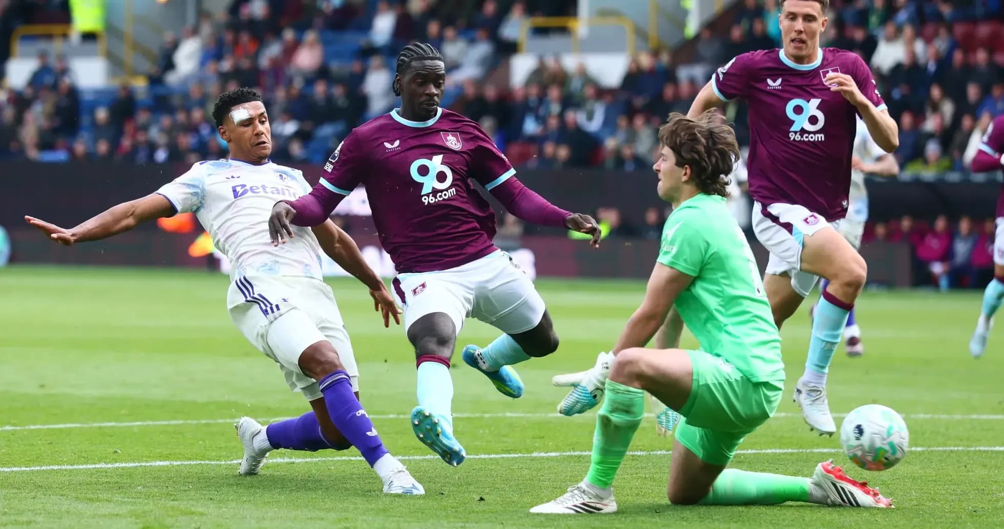 Jugador de Burnley evita el gol de Aston Villa