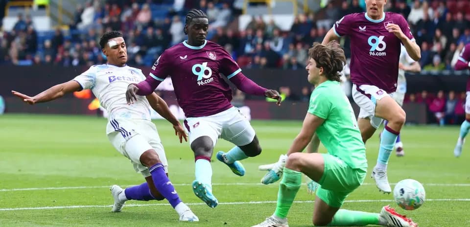 Jugador de Burnley evita el gol de Aston Villa