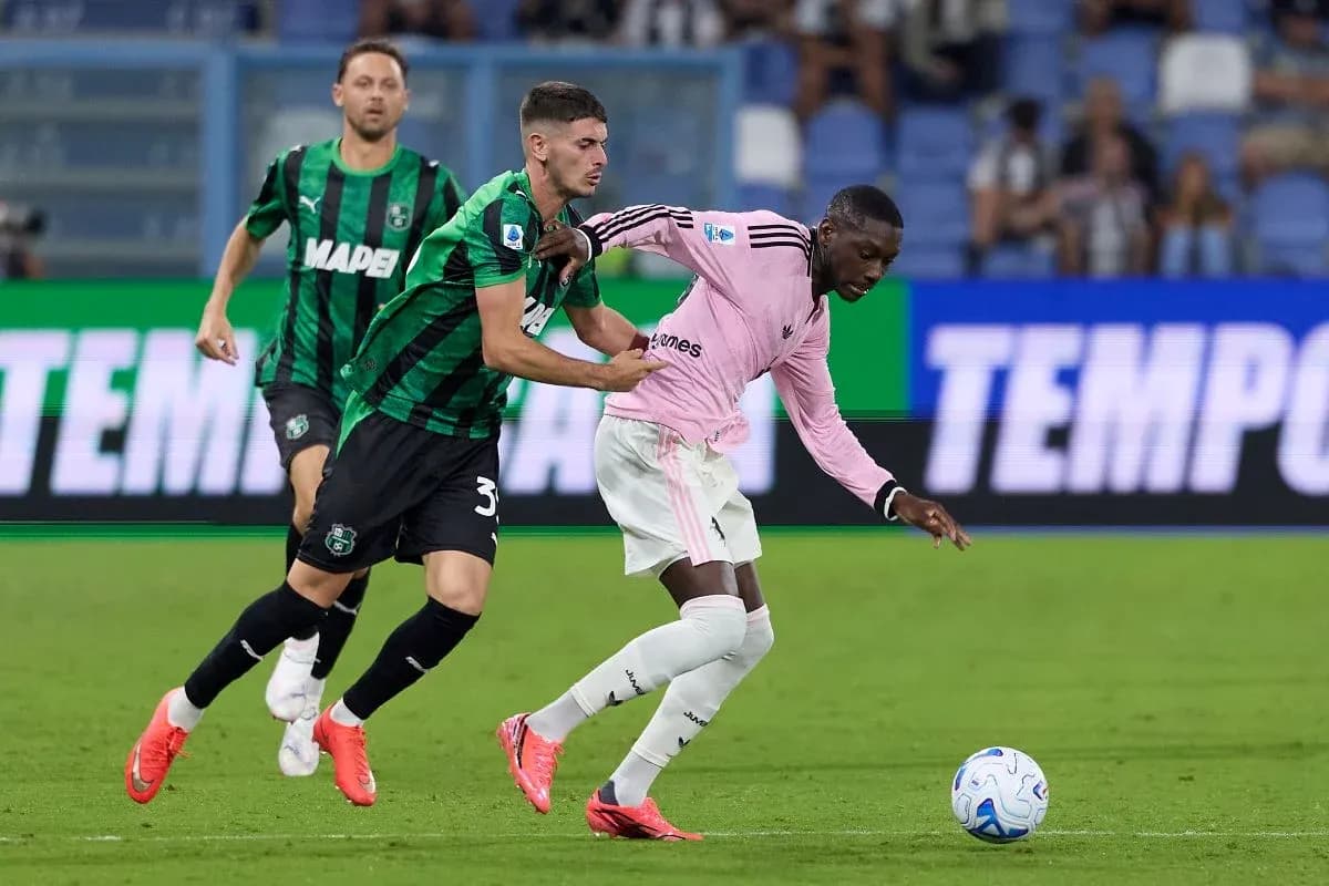 Jugadores compitiendo por el balón en partido