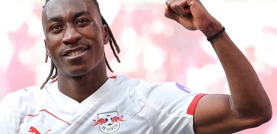 Jugador de RB Leipzig celebrando con el brazo levantado