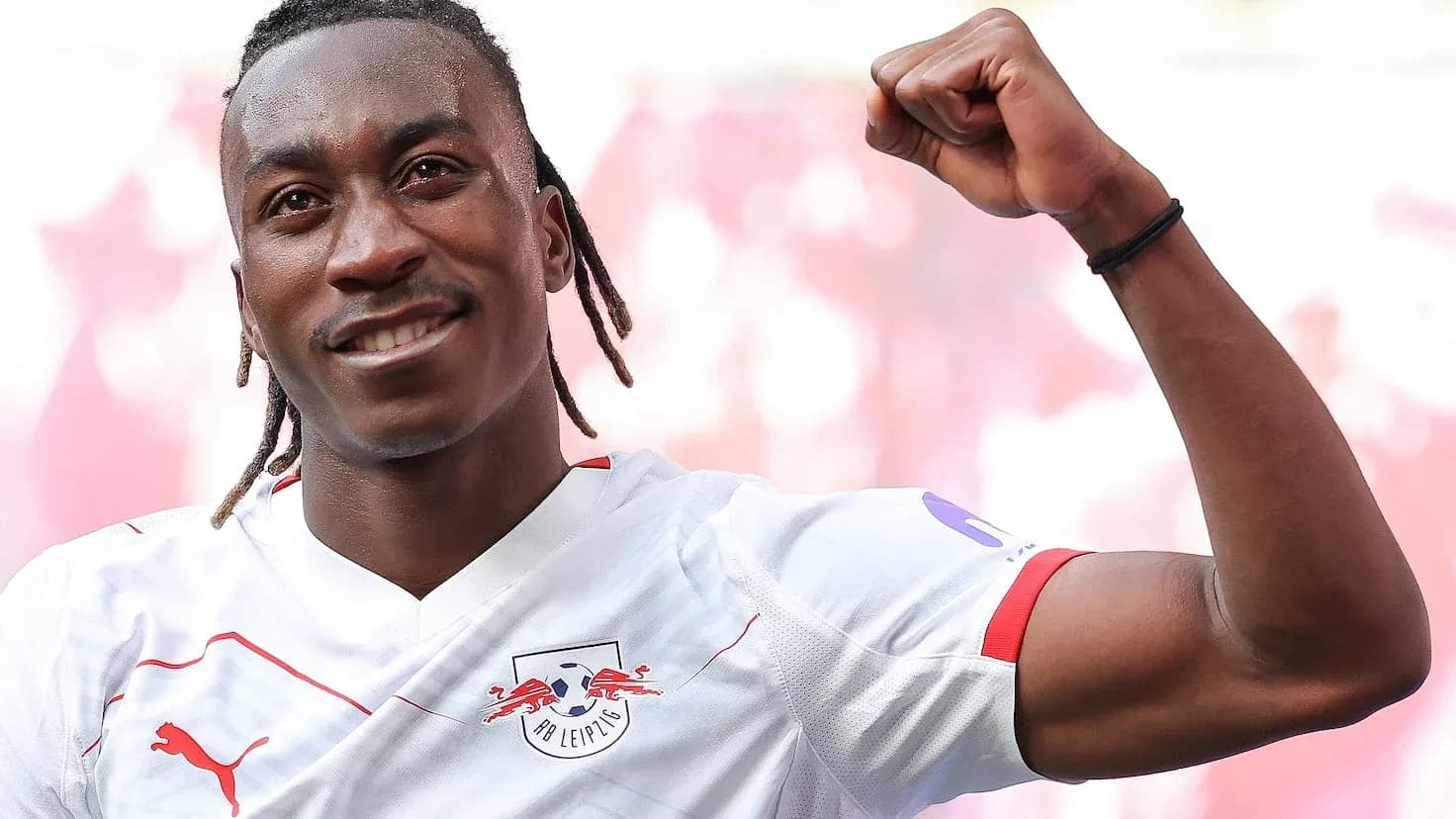 Jugador de RB Leipzig celebrando con el brazo levantado