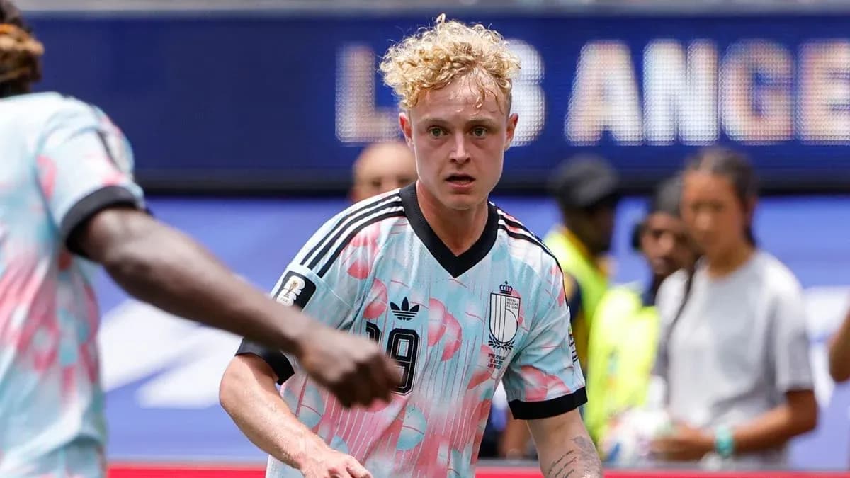 Jugador de fútbol en acción durante un partido