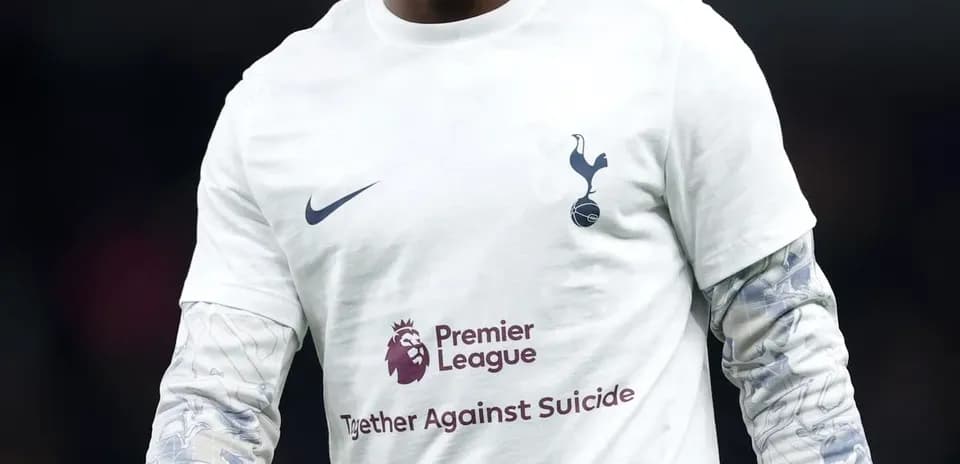 Jugador de Tottenham en camiseta de calentamiento