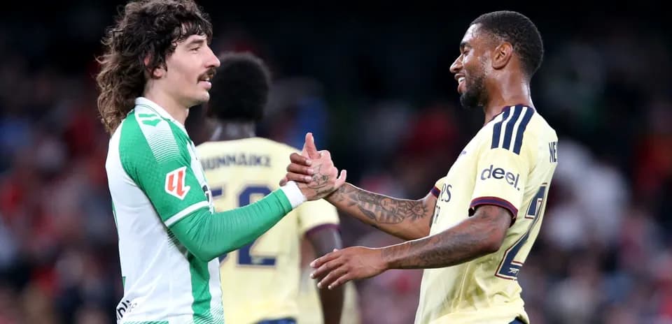 Jugadores de fútbol saludándose después del partido