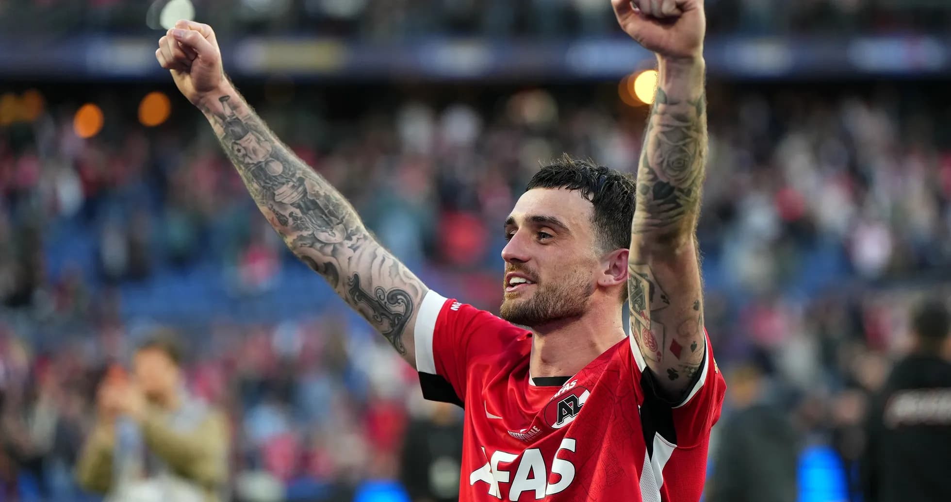 Jugador celebrando con los brazos en alto después del partido
