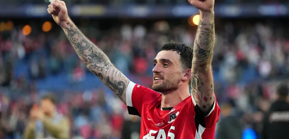 Jugador celebrando con los brazos en alto después del partido