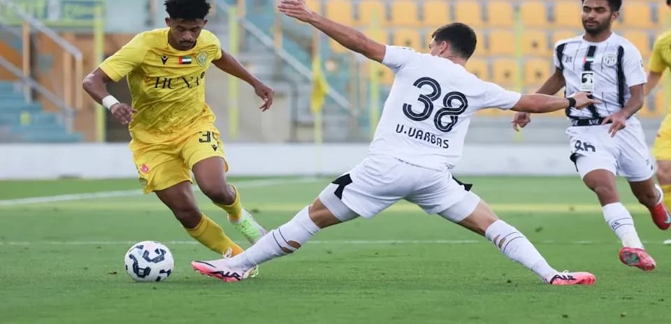 Jugador driblando durante el partido U23