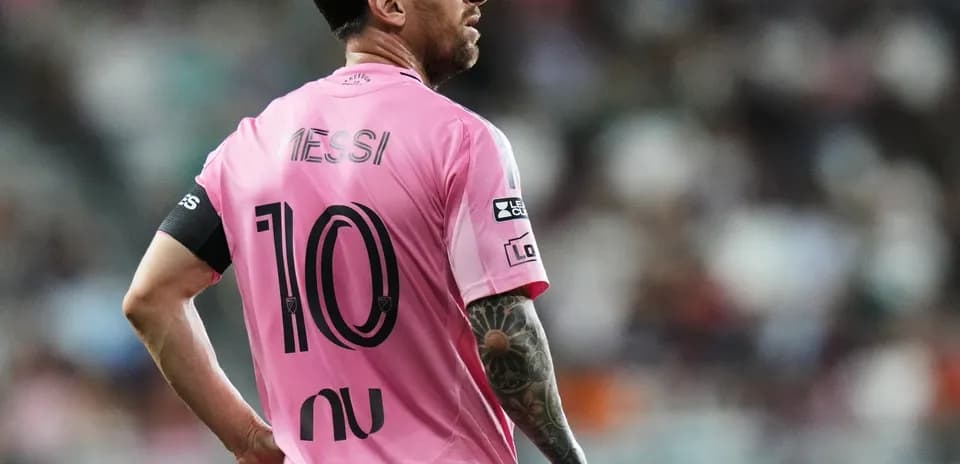 Jugador con camiseta rosa de Messi en el campo