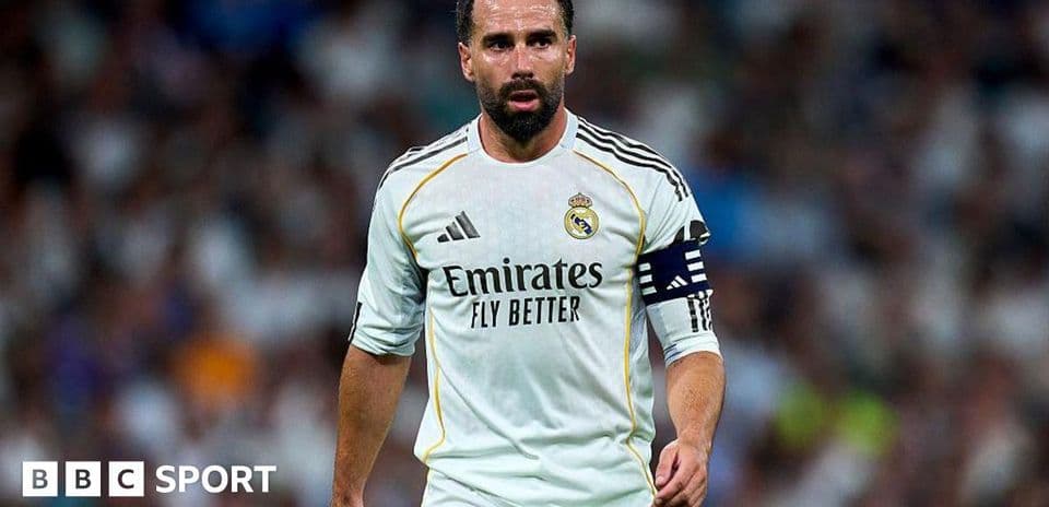 Jugador de Real Madrid con camiseta blanca y cinta de capitán
