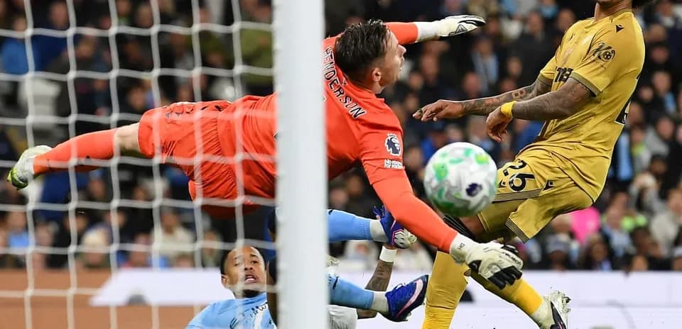 Portero de Manchester City deteniendo un tiro