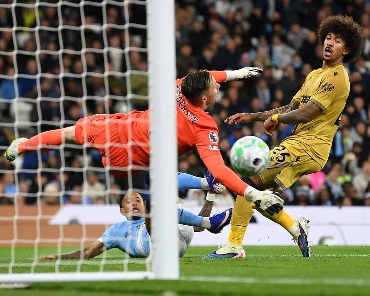 Portero de Manchester City deteniendo un tiro